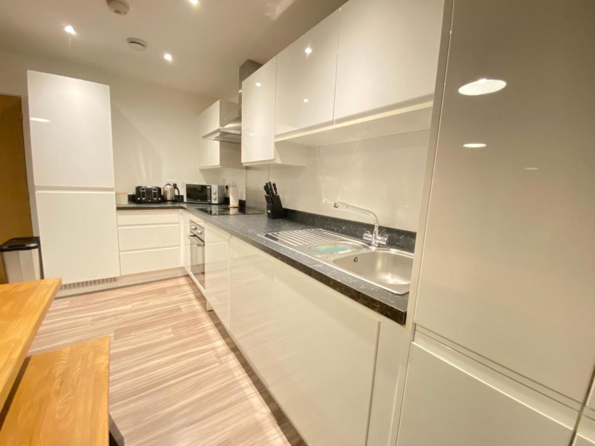 3 Bedrooms Double Or Single Beds, 2 Parking Spaces! Wifi & Smart Tv'S, Balcony Portsmouth Exterior foto